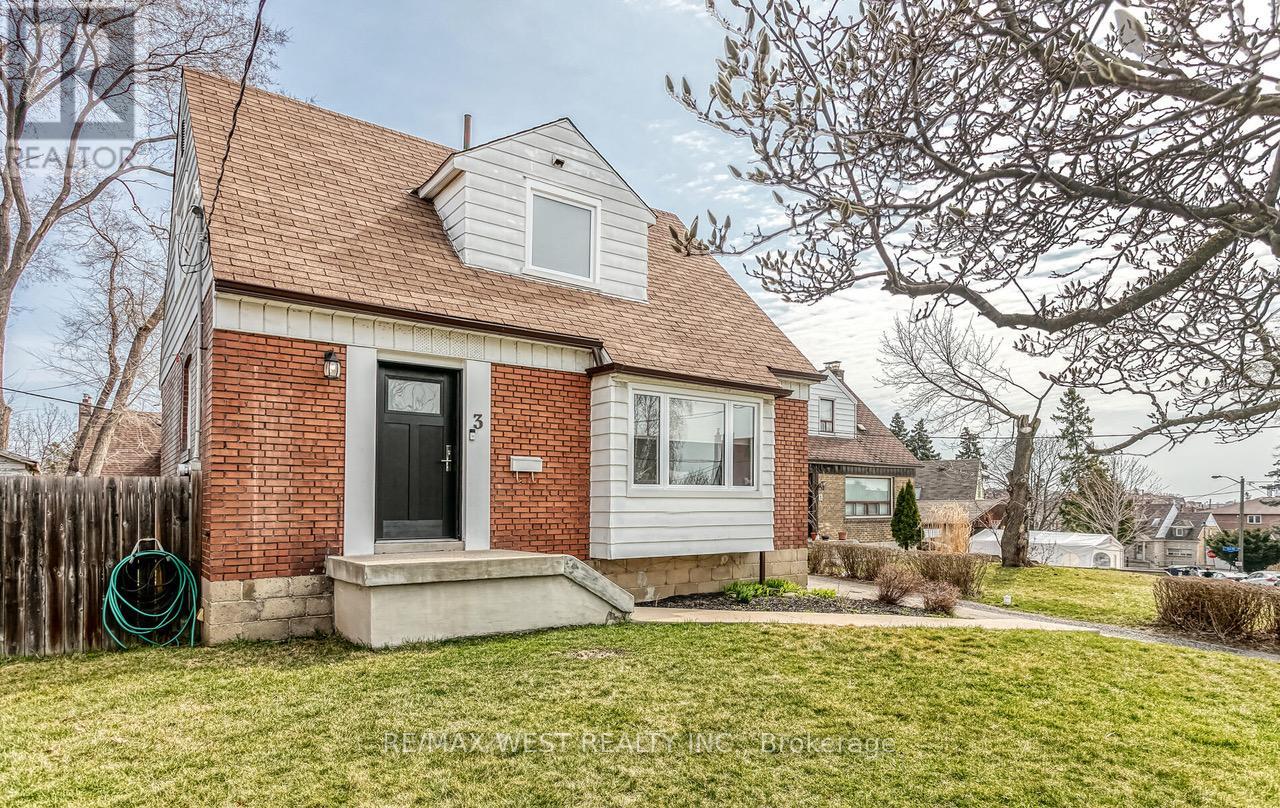 3 Greenacres Rd, Toronto, ON M6M 4A6