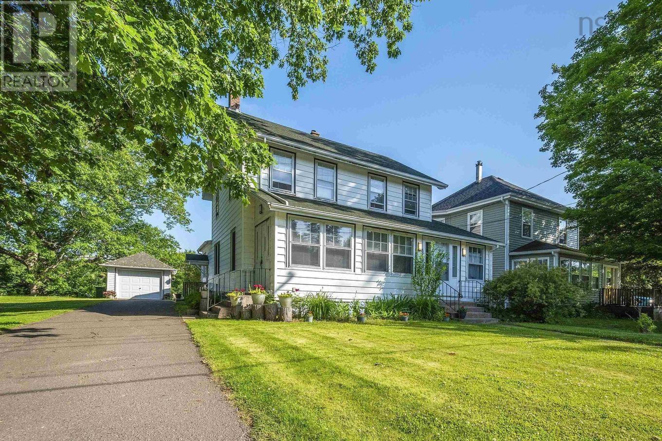 68 Connaught Ave, Middleton, NS B0S 1P0