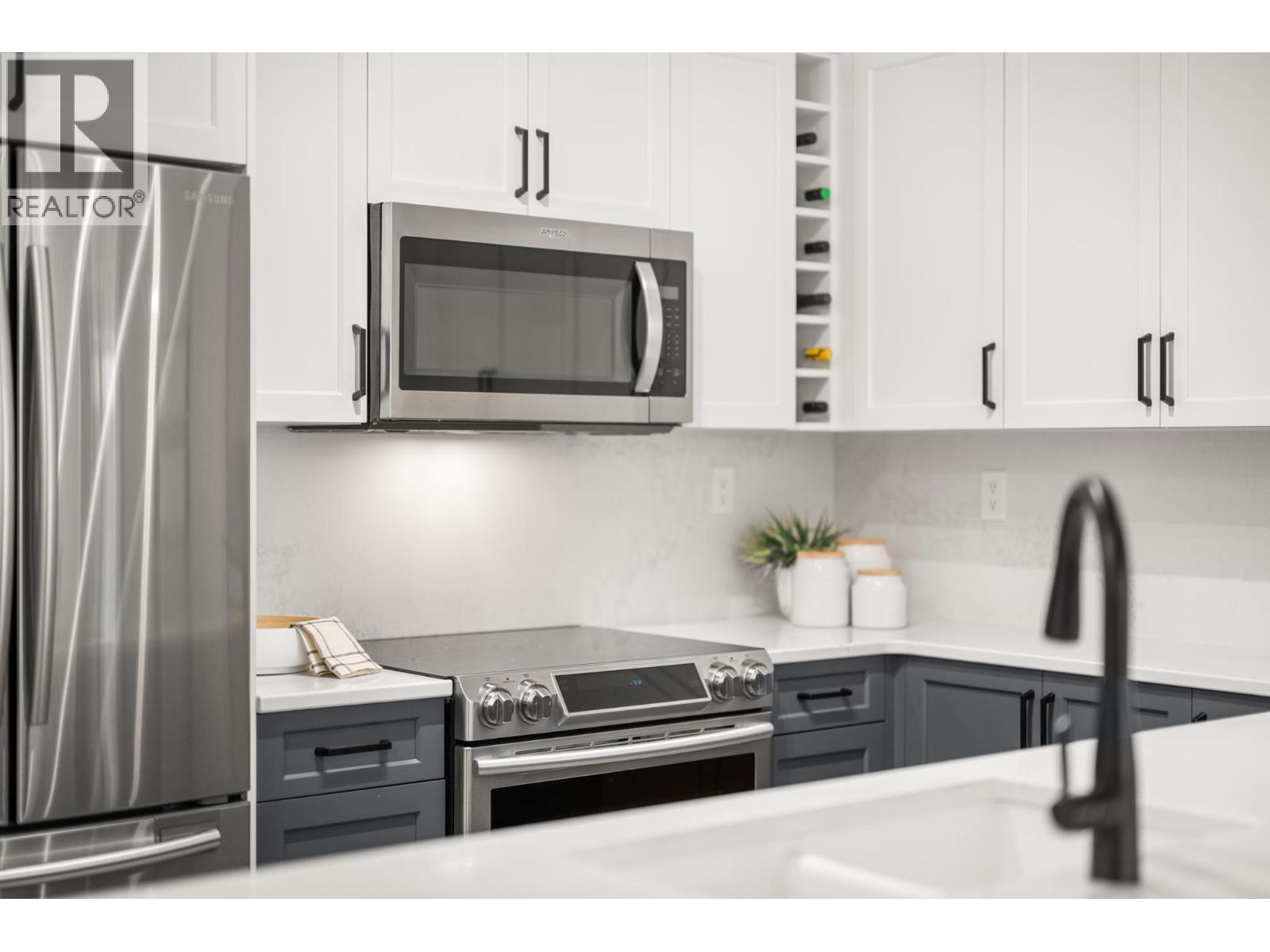 285 Ross Drive Unit 301, New Westminster, BC V3L 0B9