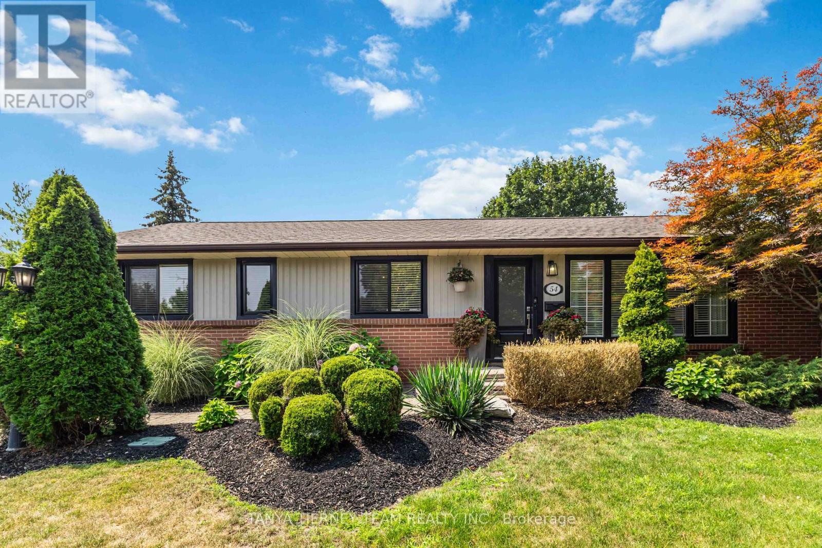 54 Montgomery Ave, Whitby, ON L1M 1B3
