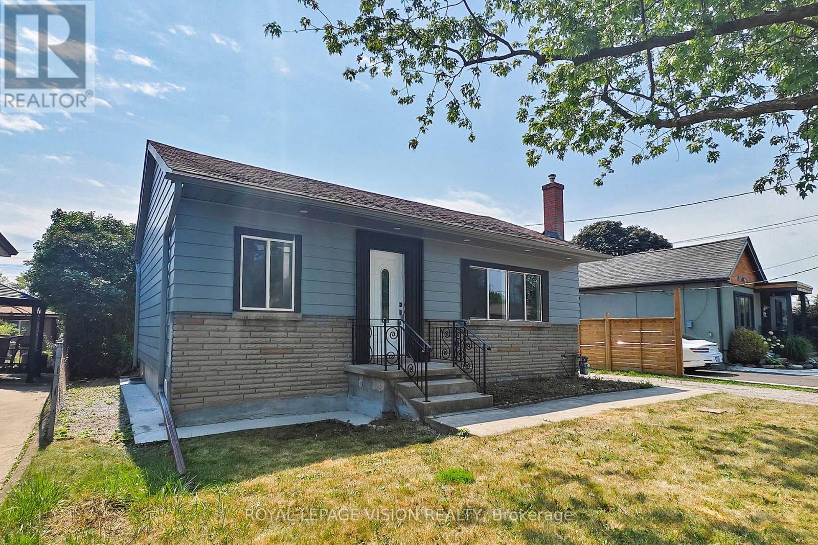 406 Marf Ave, Mississauga, ON L5G 1T3