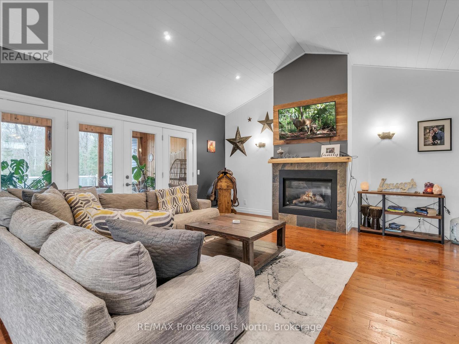 93 Mainhoods Rd, Huntsville, ON P0B 1M0