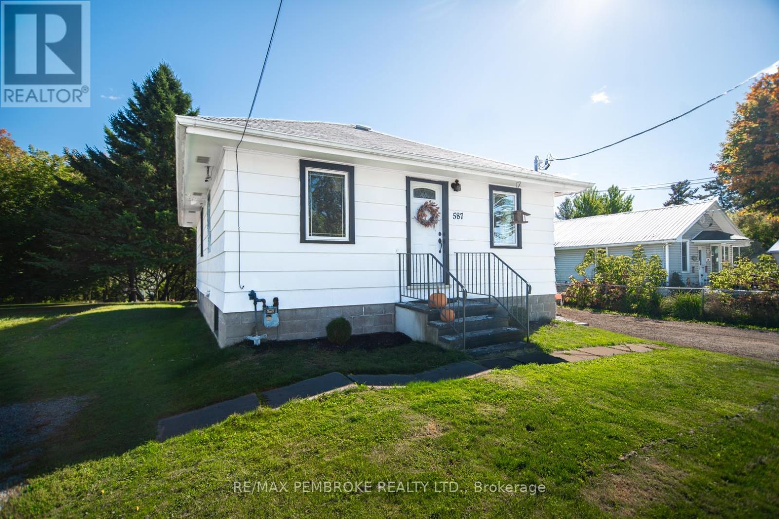 587 Moffat St, Pembroke, ON K8A 3Y2