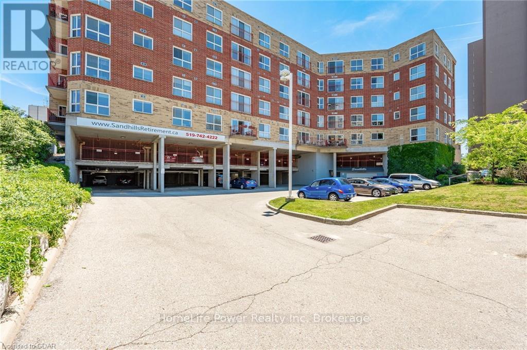 208 20 St George St, Kitchener, ON N2G 2S7