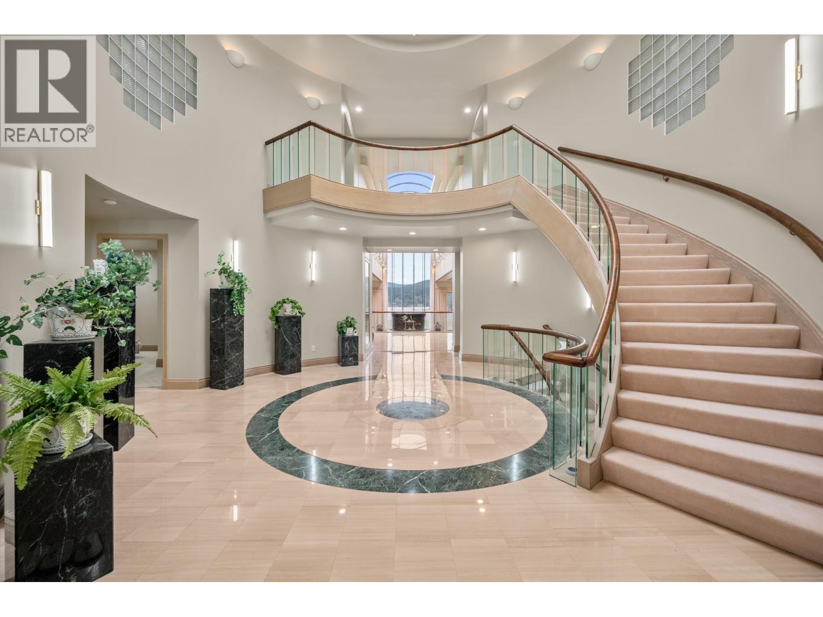 828 Beachview Dr, North Vancouver, BC V7G 1R1