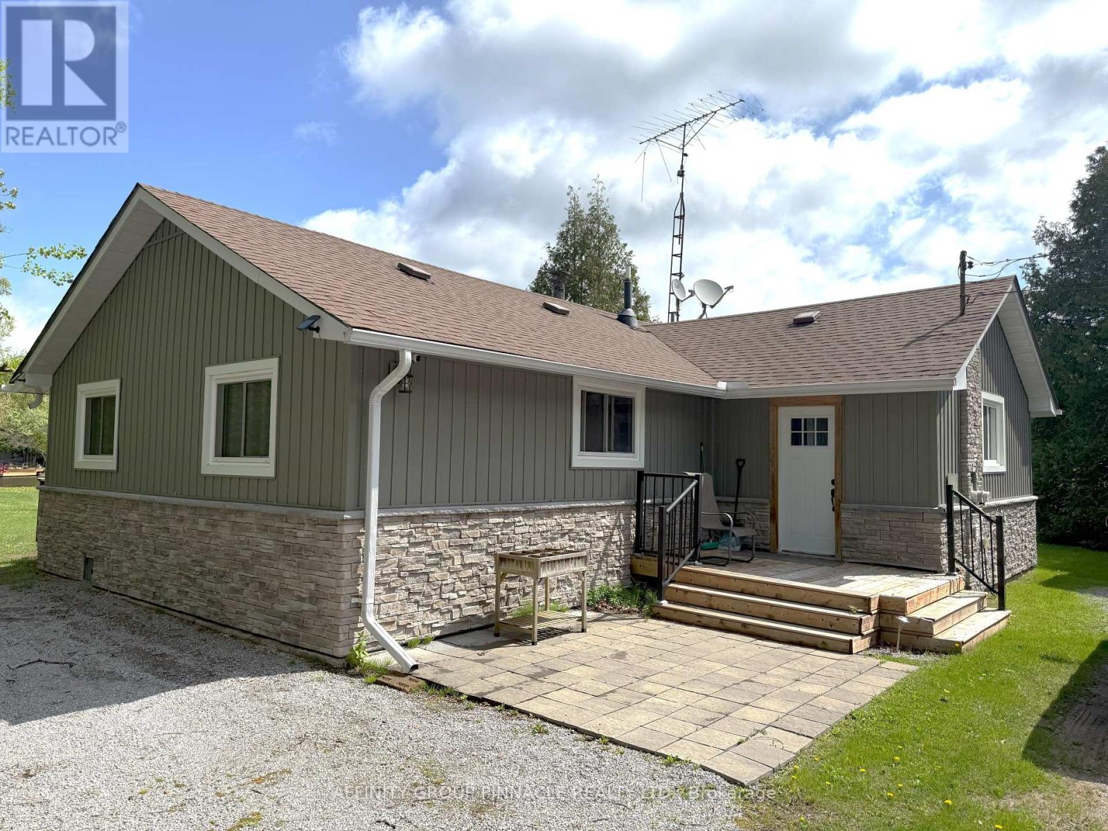 2473 Selwyn Bay Ln, Selwyn, ON K0L 2H0