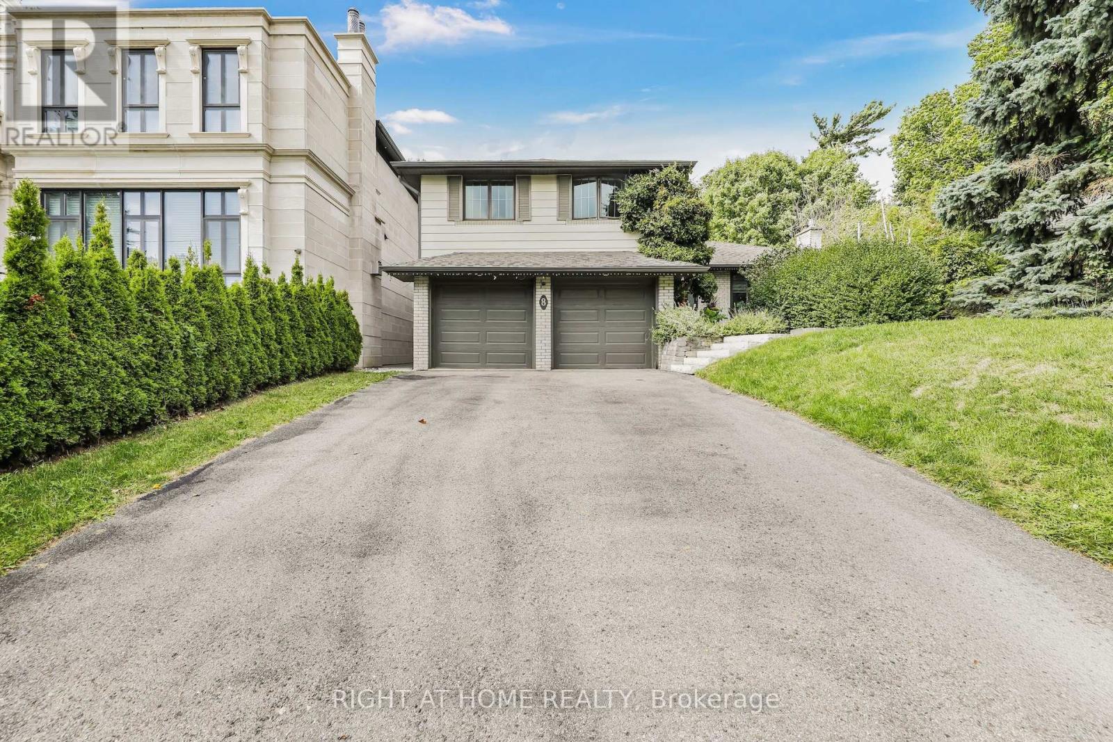 8 Hillavon Dr, Toronto, ON M9B 2P5