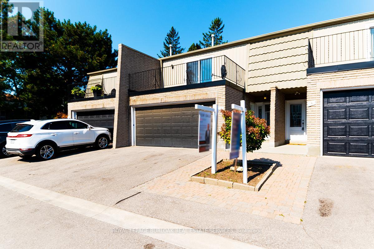 2 1011 White Oak Dr, Burlington, ON L7T 2L3