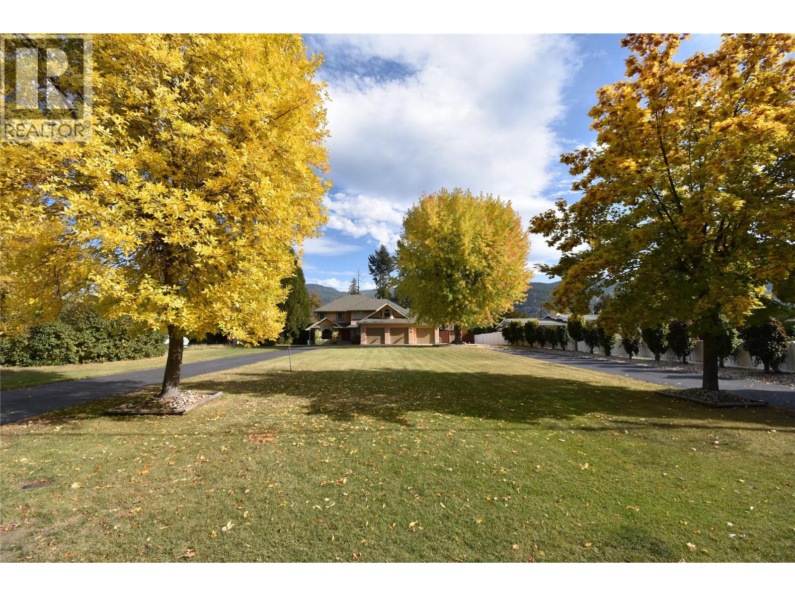 2601 9 Avenue, Castlegar, BC V1N 2Y7