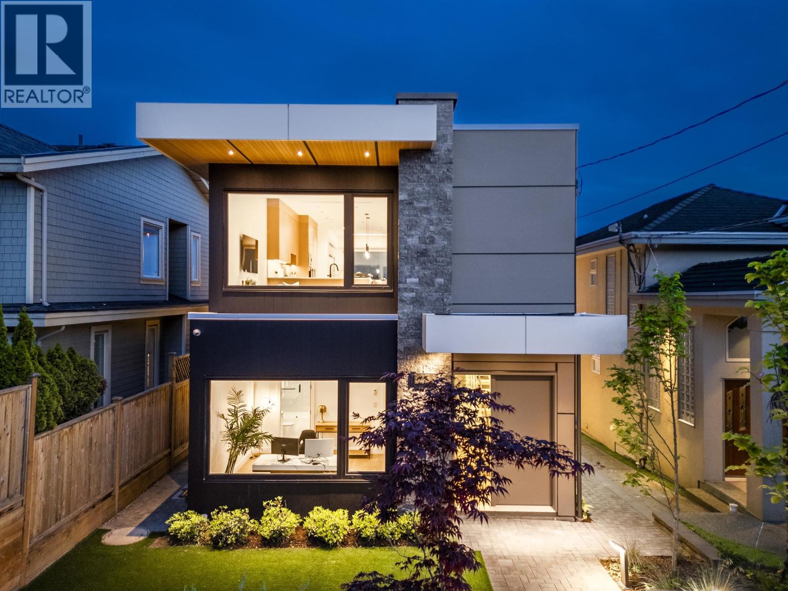 1236 Duchess Ave, West Vancouver, BC V7T 1H4