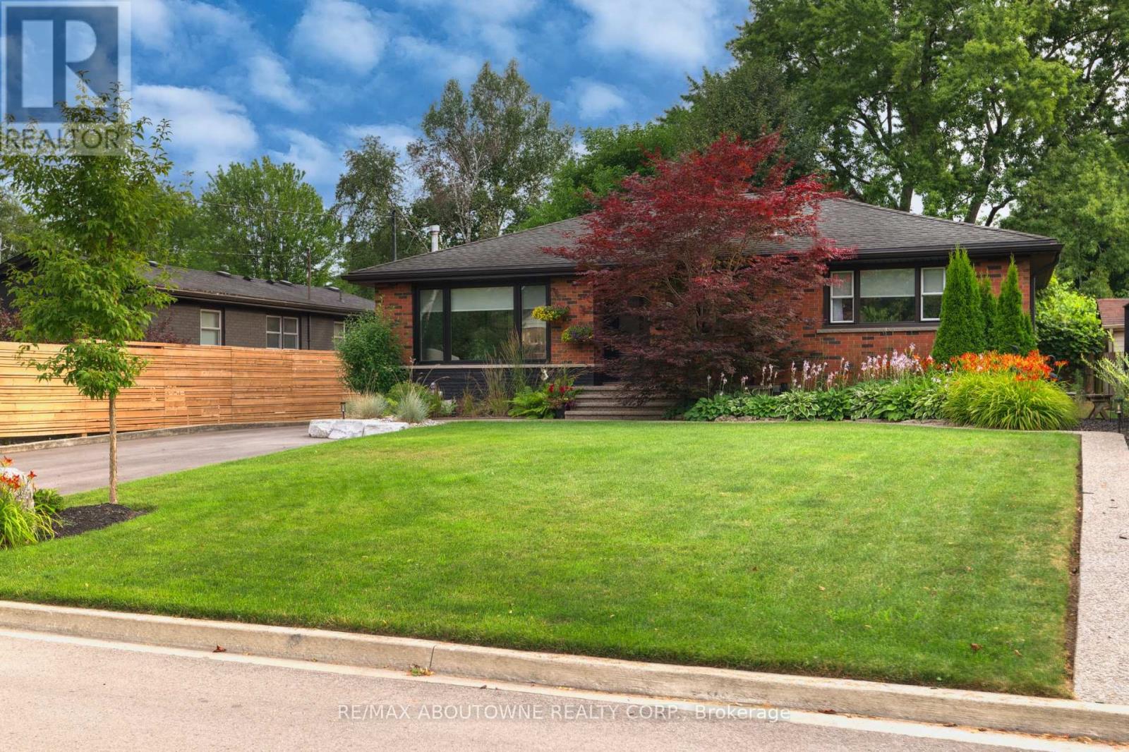 544 Maplehill Dr, Burlington, ON L7N 2W1
