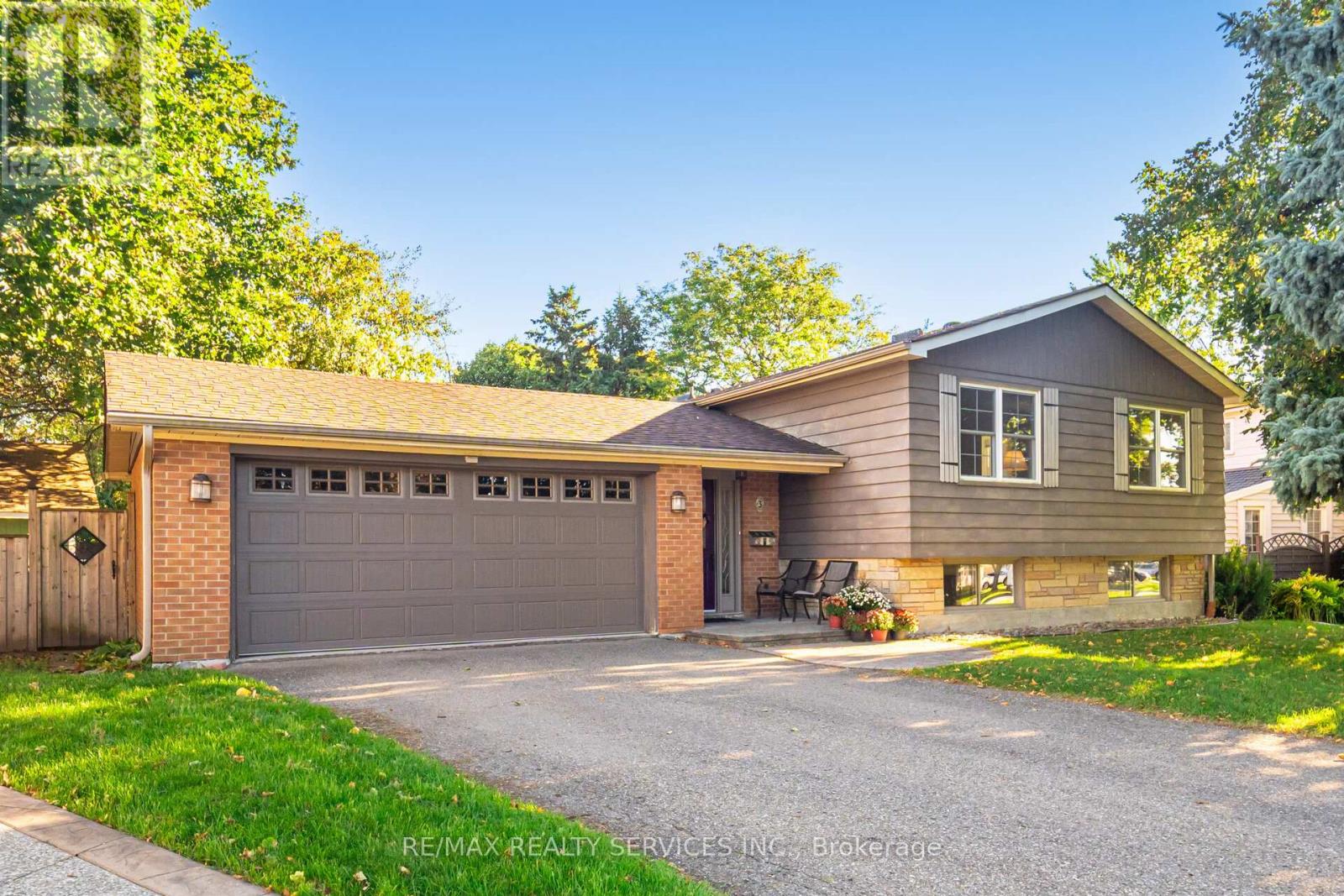 3 Conway Ct, Brampton, ON L6T 1Z5