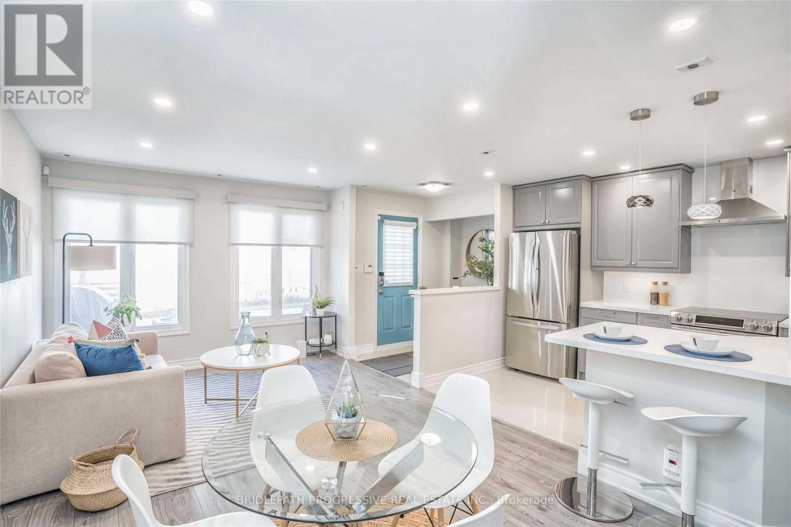 82 151 Townsgate Dr, Vaughan, ON L4J 8J7