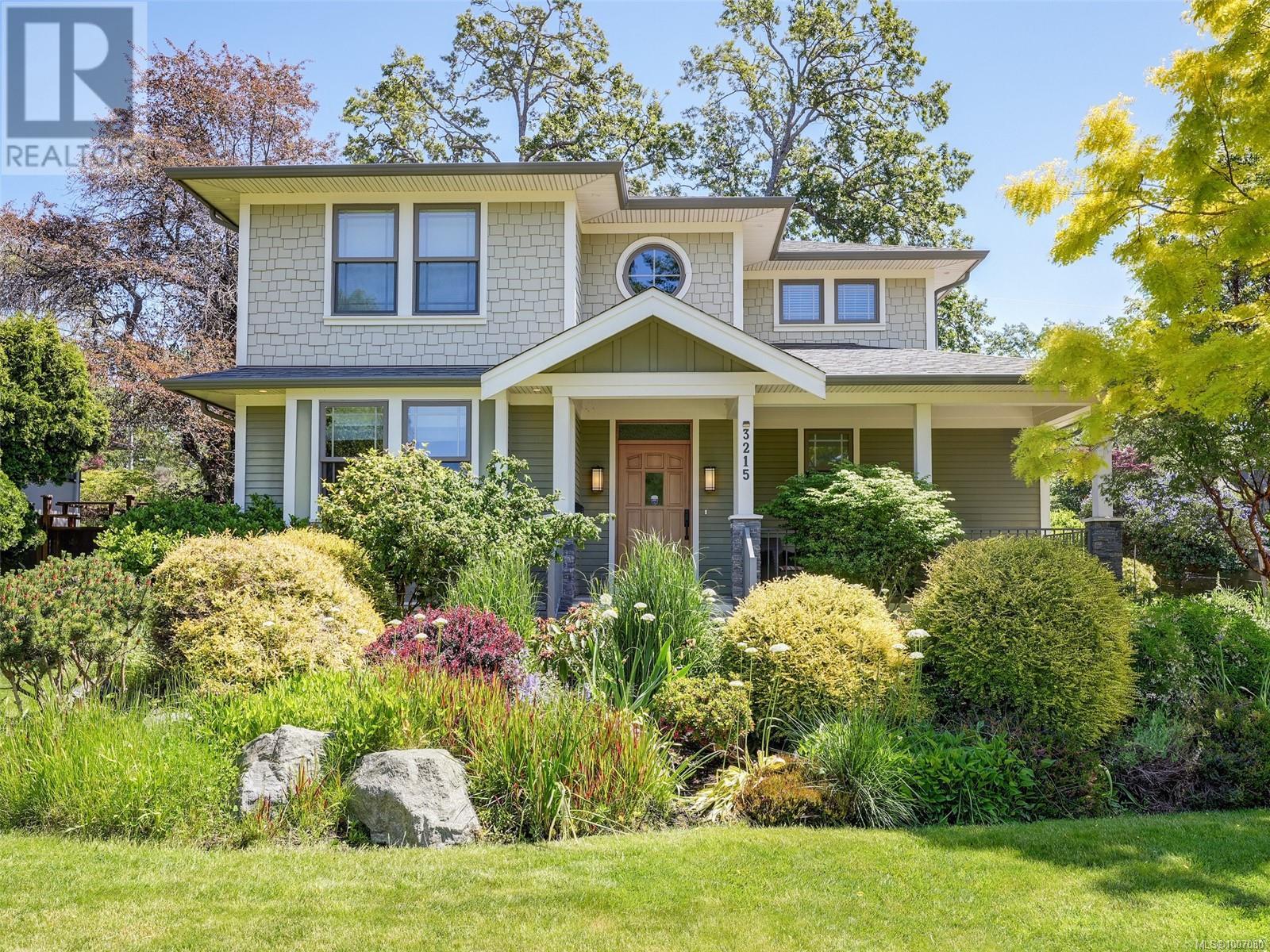 3215 Henderson Rd, Oak Bay, BC V8P 5A3