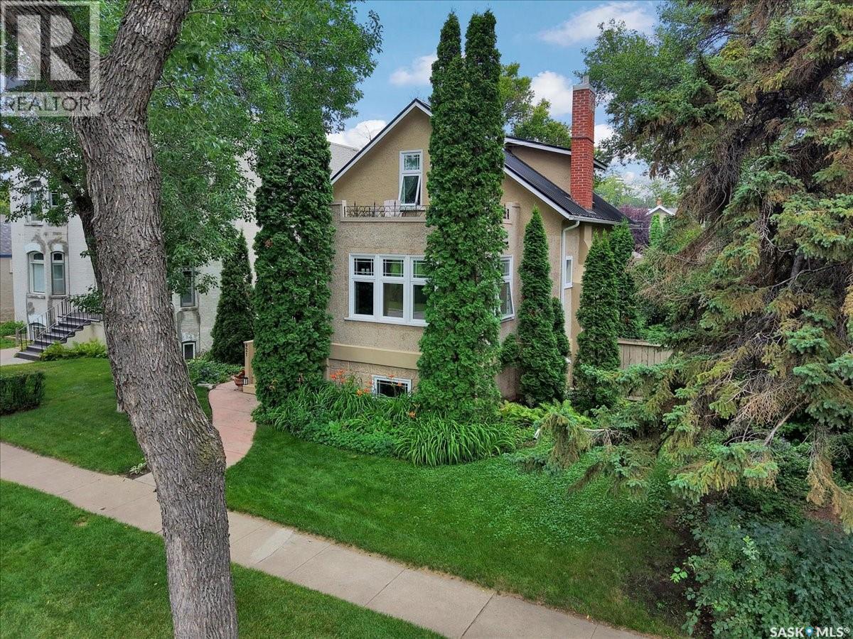 921 10 Avenue North, Saskatoon, SK S7K 3A3