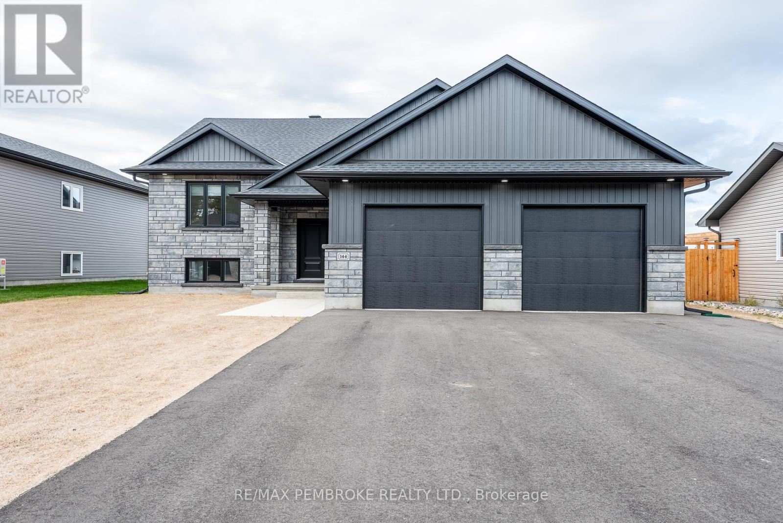144 Chad St, Petawawa, ON K8H 0G8