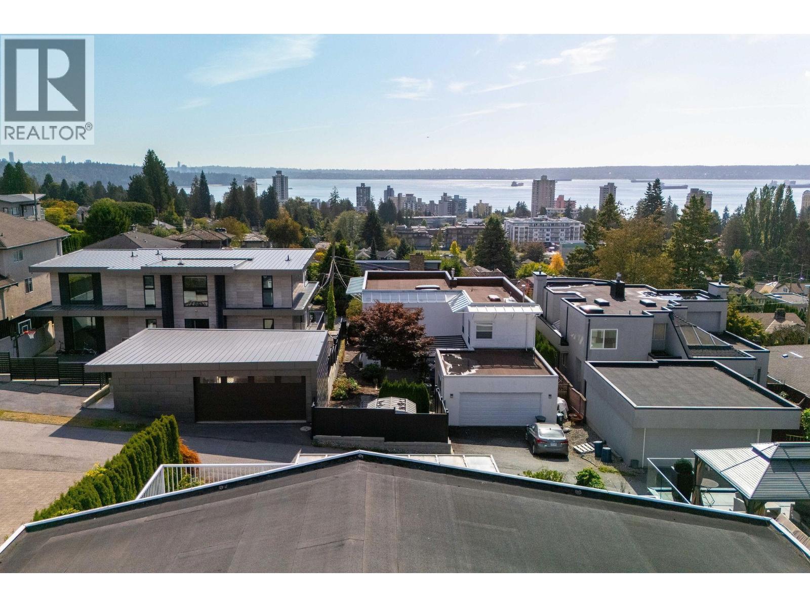 2128 Mathers Ave, West Vancouver, BC V7V 2H3