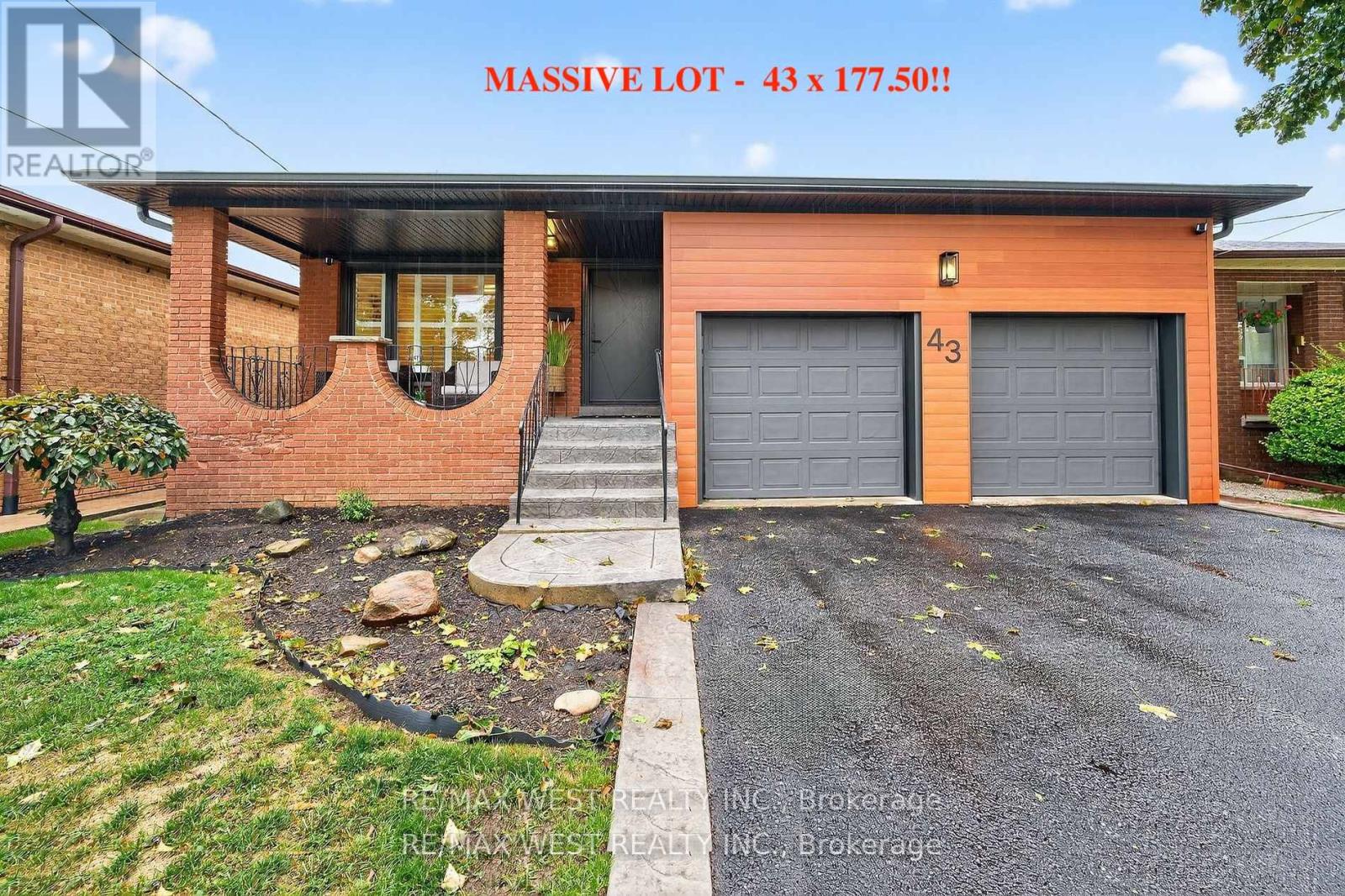 43 St Georges Blvd, Toronto, ON M9R 1X3
