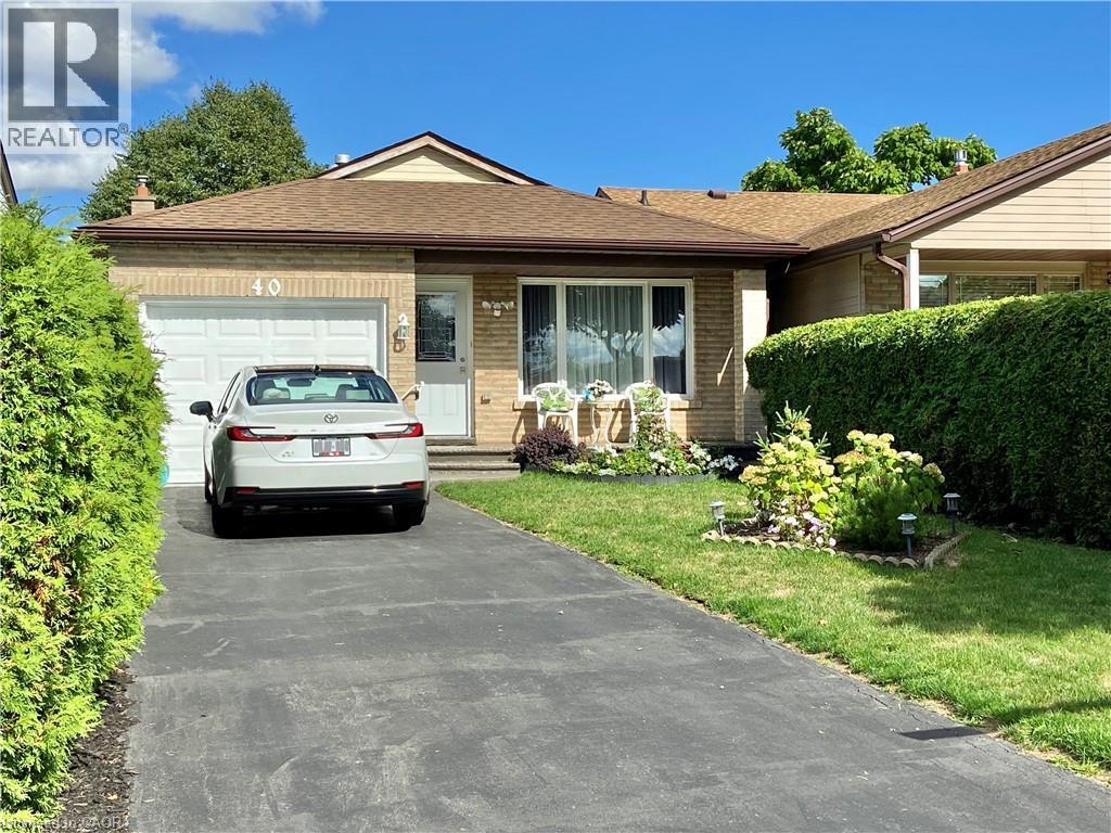 40 Lyton Cres, Hamilton, ON L8J 2C9