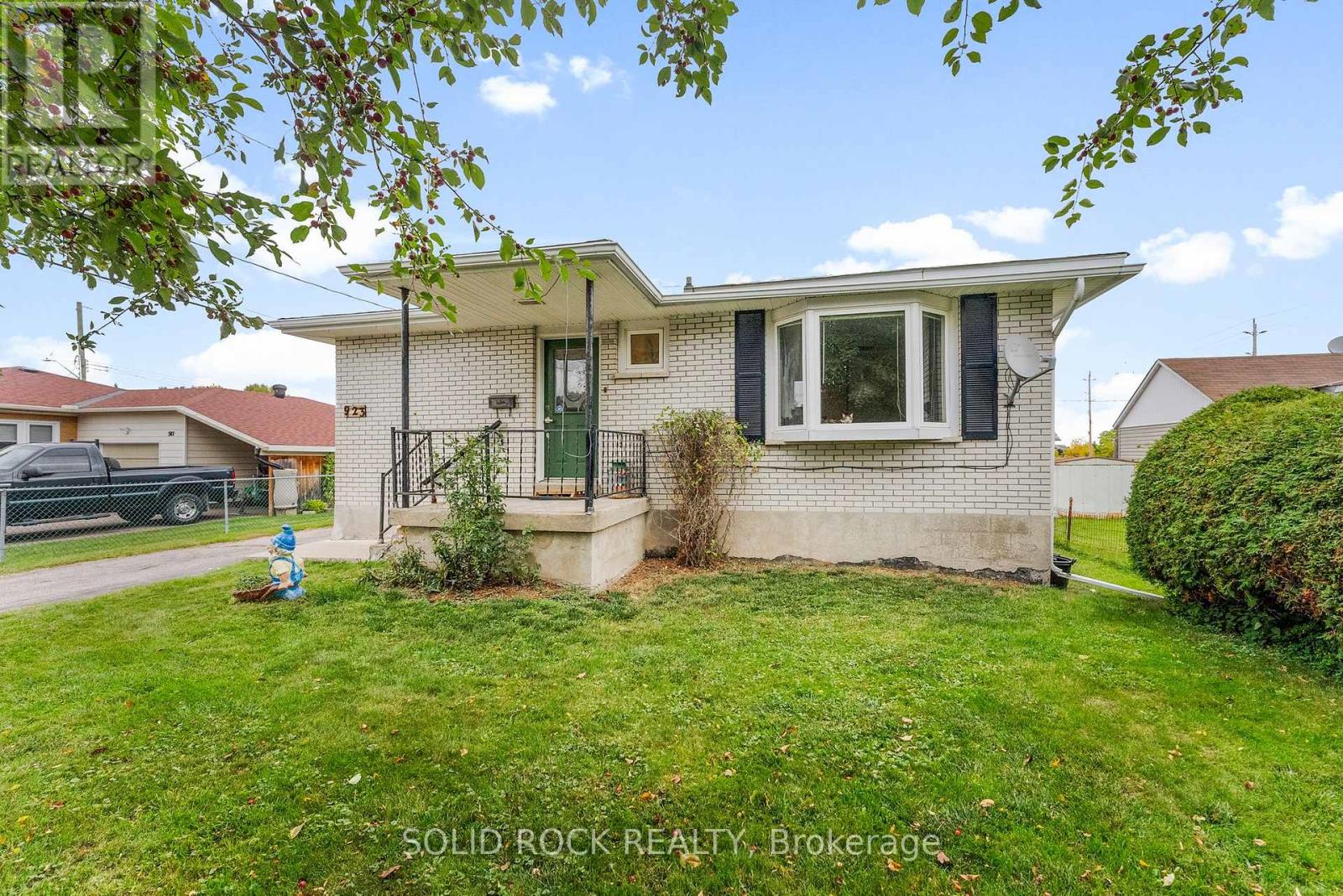 923 Raglan St S, Renfrew, ON K7V 1S6
