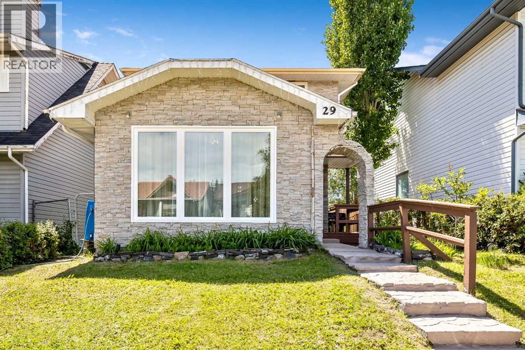 29 Woodglen Cres SW, Calgary, AB T2W 4L7