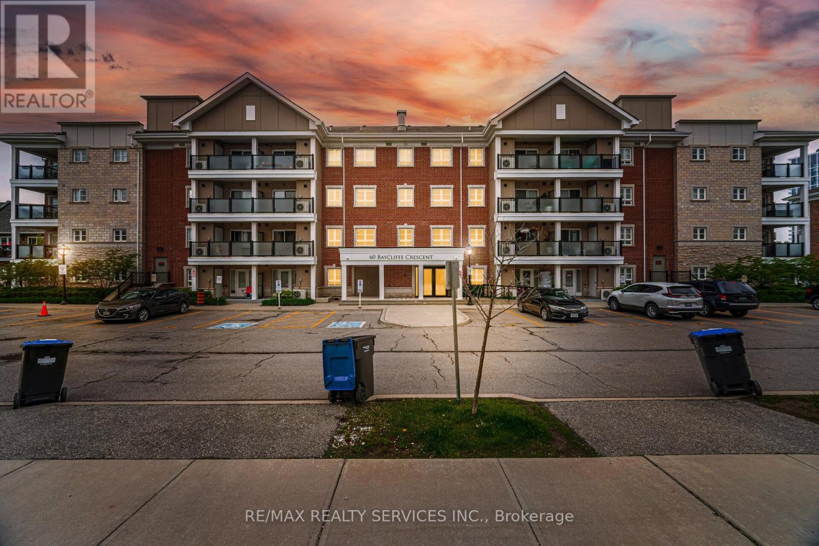 301 60 Baycliffe Cres, Whitby, ON L1P 1W7