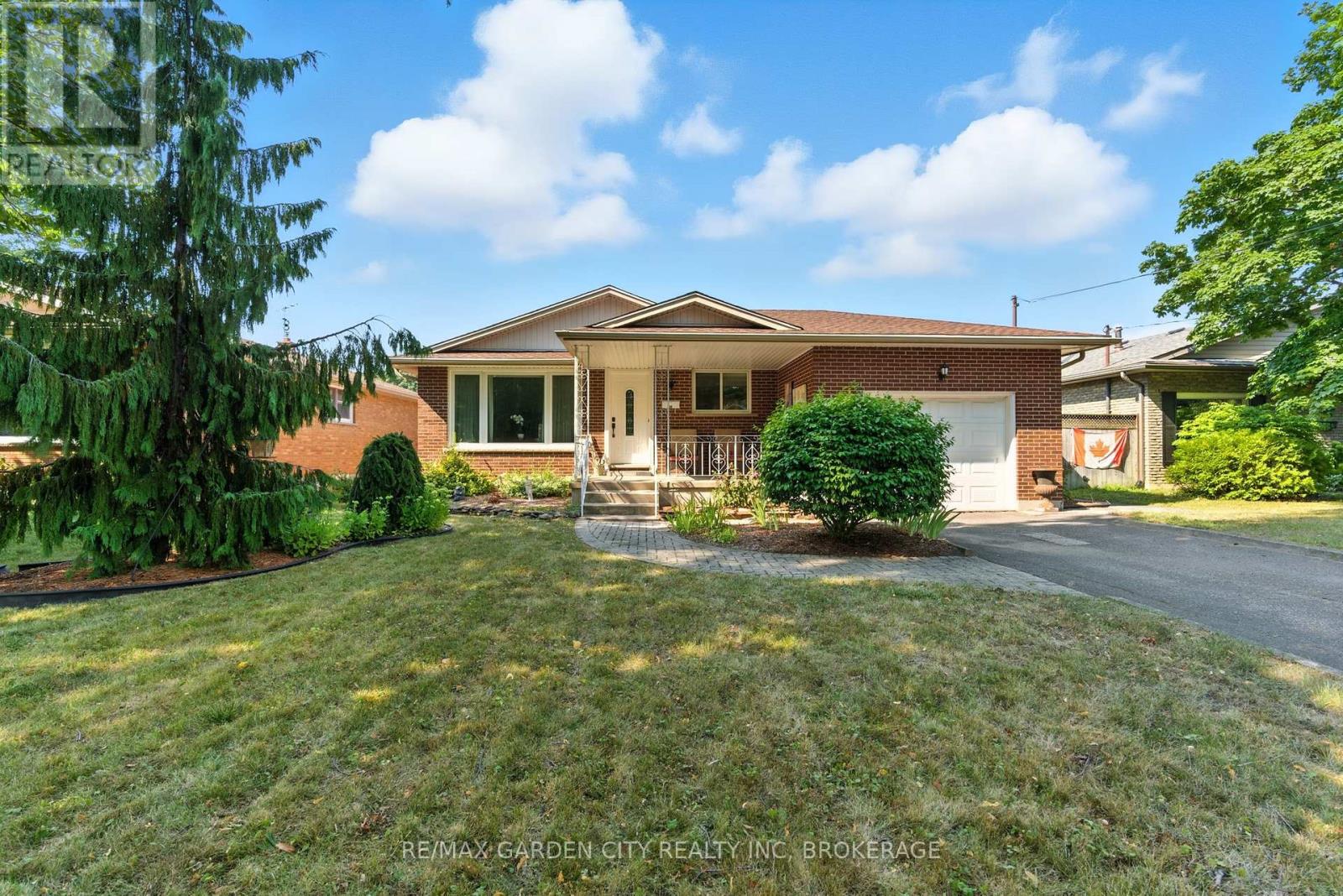 28 Faye Cres, St. Catharines, ON L2N 1N7