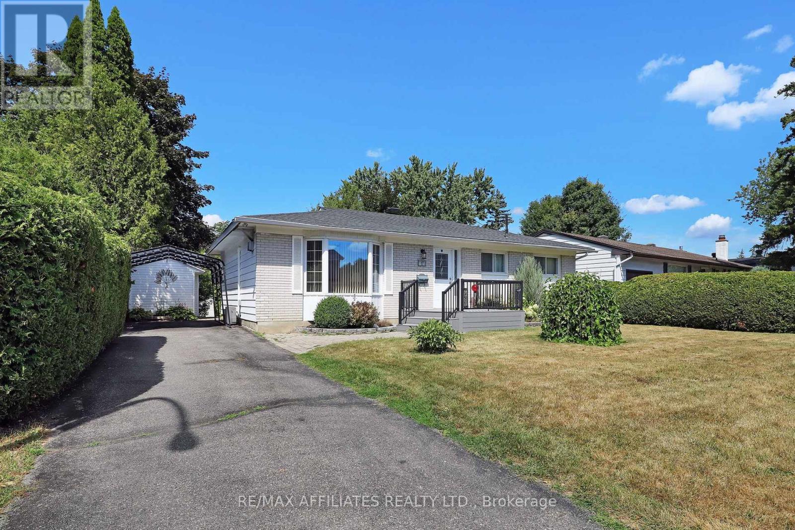 17 Canfield Rd, Ottawa, ON K2H 5S7