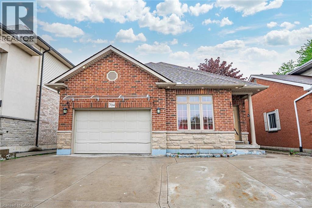 704 Stone Church Rd E, Hamilton, ON L8W 1A7