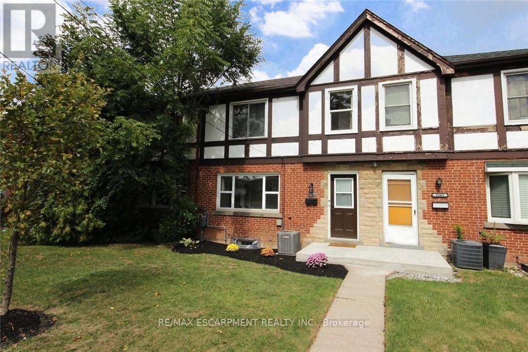 2279 King St E, Hamilton, ON L8K 1X4