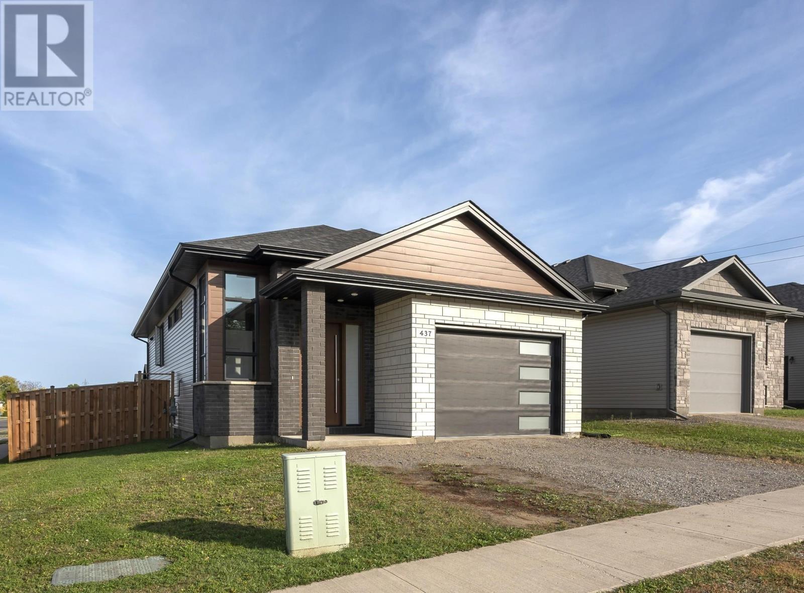 437 Aquamarine Dr, Thunder Bay, ON P7G 2M3