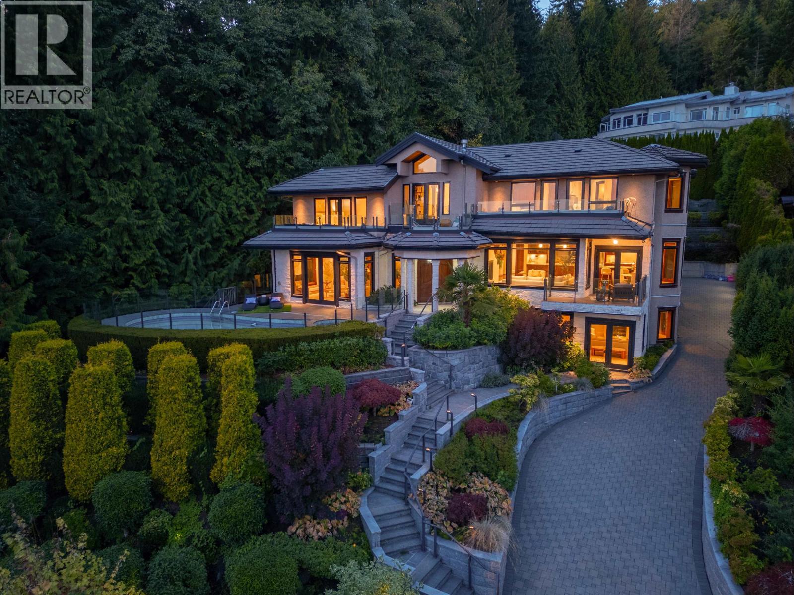 2673 Finch Hl, West Vancouver, BC V7S 3H3