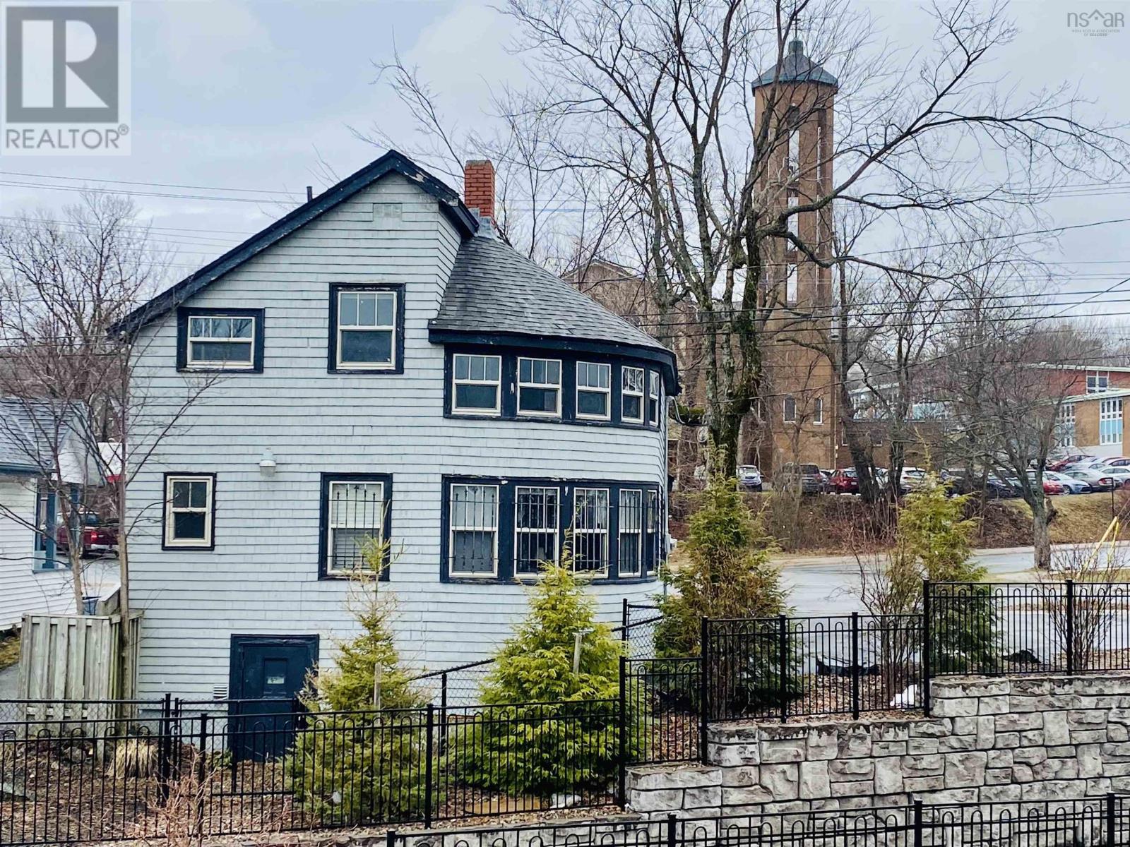 170 Ochterloney St, Dartmouth, NS B2Y 1E1