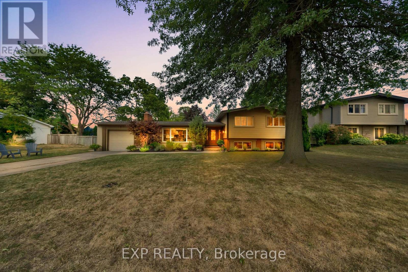 7 Redwood Dr, Grimsby, ON L3M 1E6