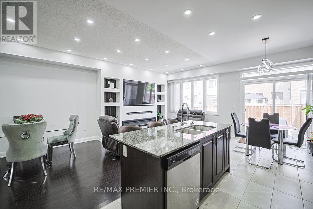 131 Landolfi Way, Bradford West Gwillimbury, ON L3Z 4L7
