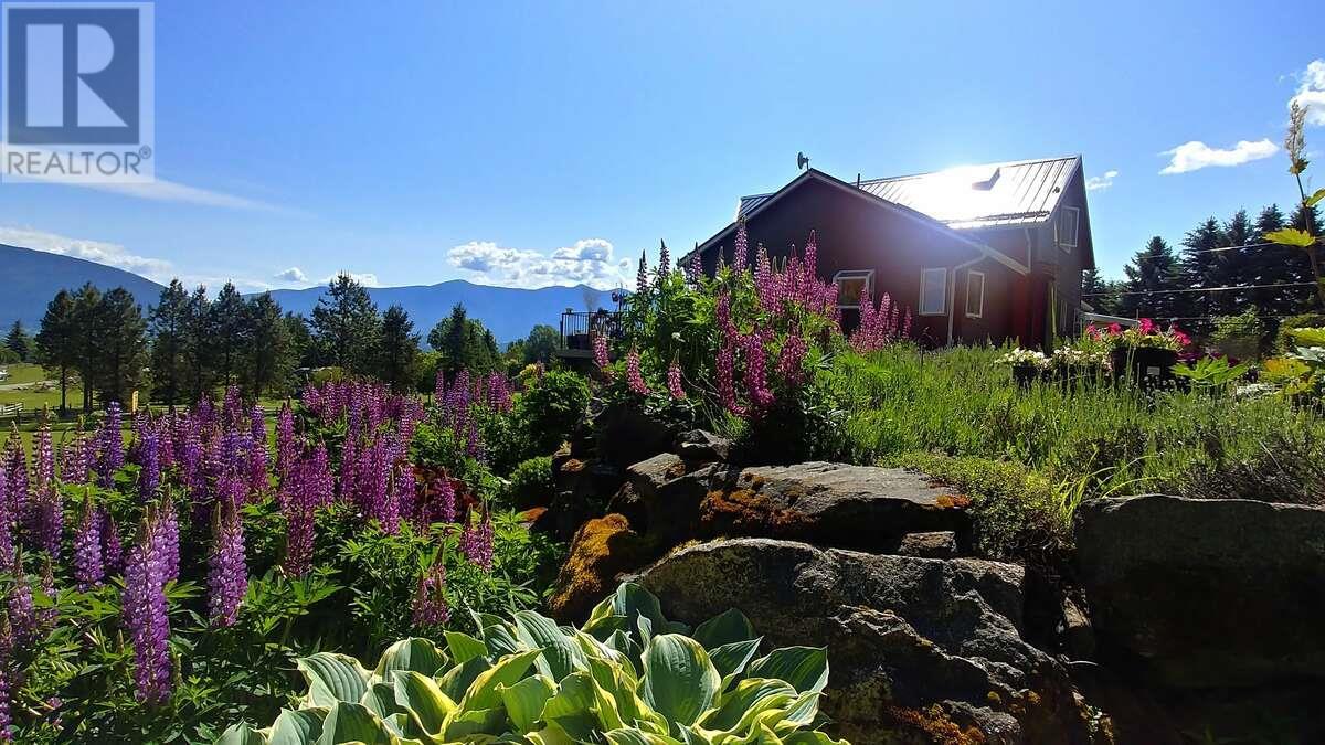 1067 Simmons Rd, Creston, BC V0B 1G7