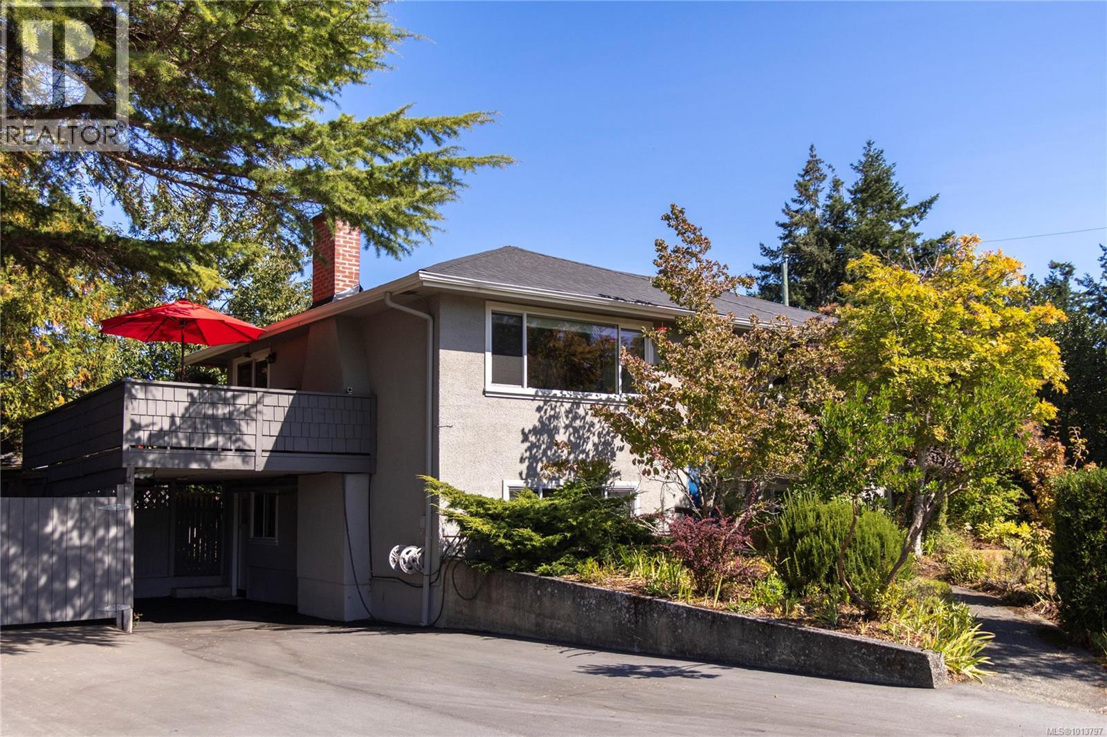 1846 San Juan Ave, Saanich, BC V8N 2H9