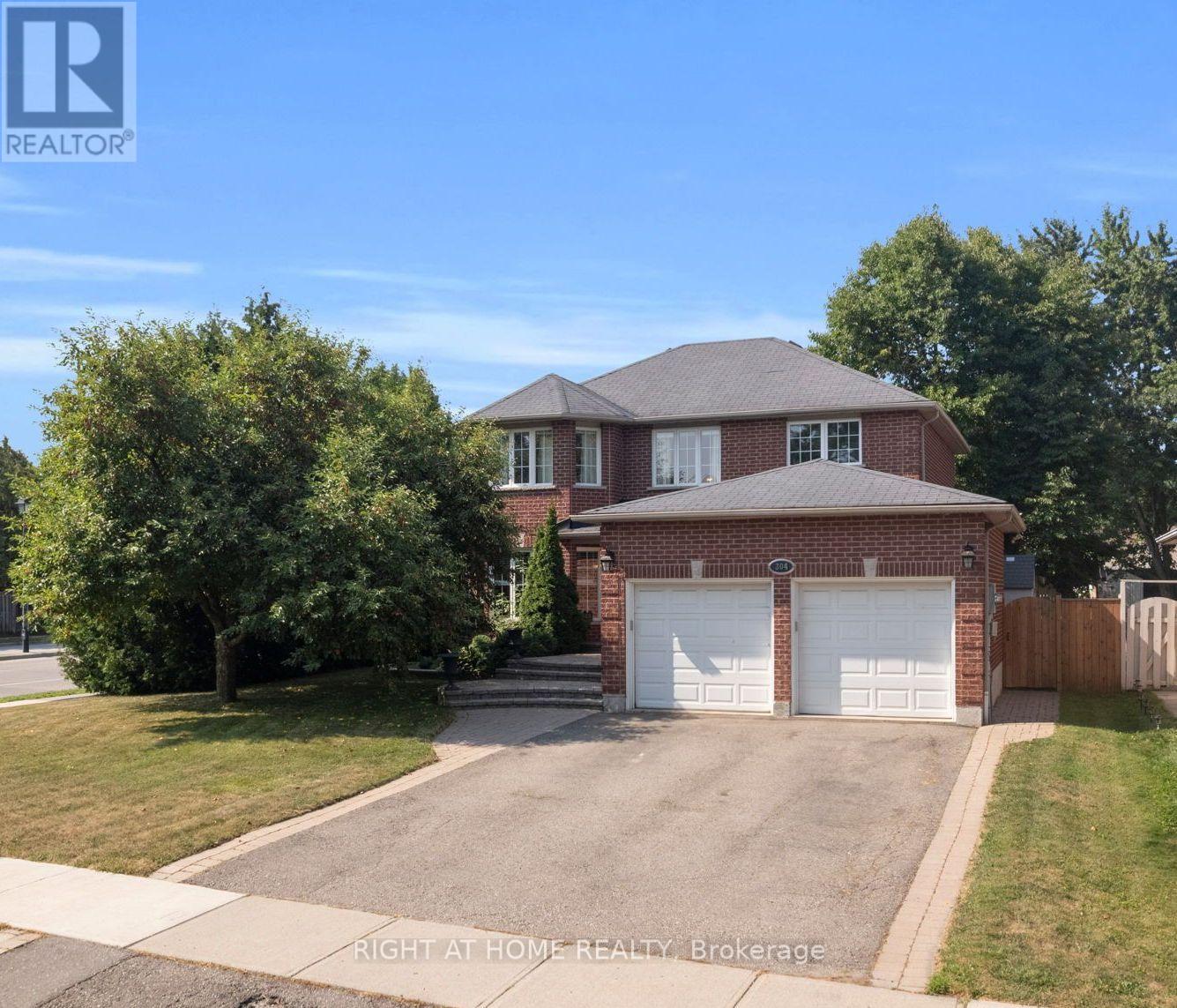 304 Rhodes Cir, Newmarket, ON L3X 1V4