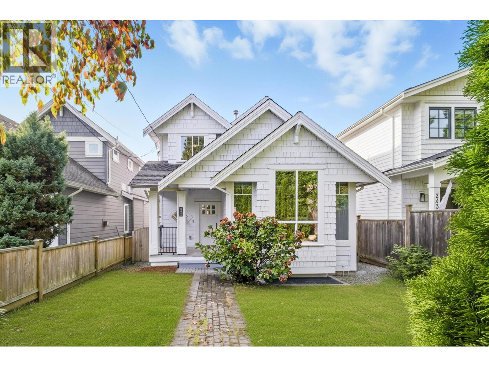 2411 George St, North Vancouver, BC V7P 2N4