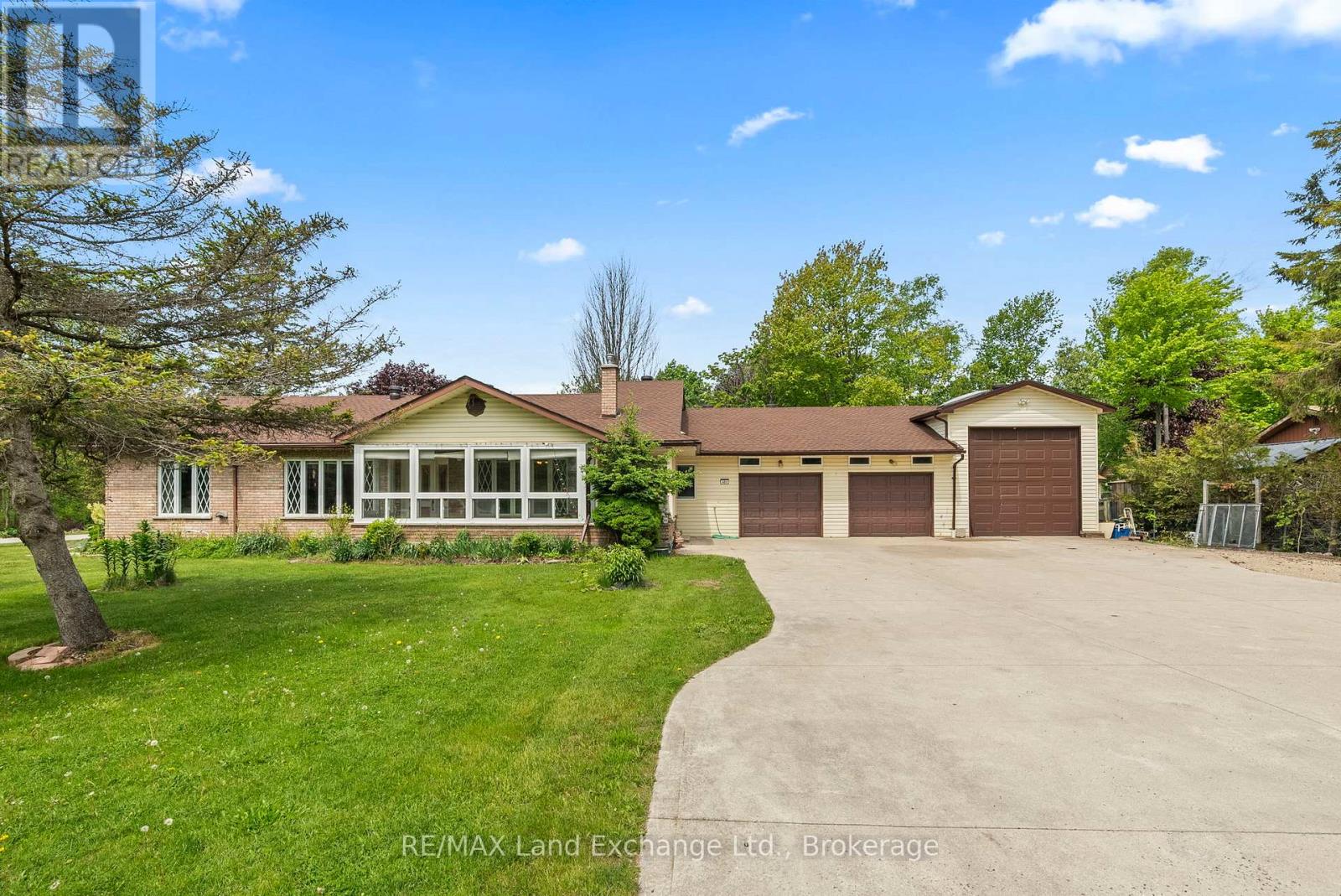 401 Winnebago Rd, Huron-Kinloss, ON N0G 2R0