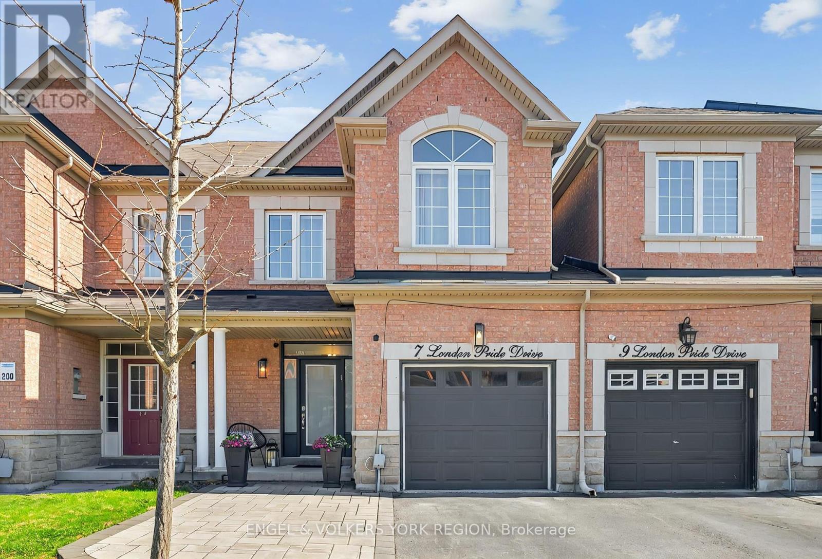 7 London Pride Dr, Richmond Hill, ON L4E 0X3