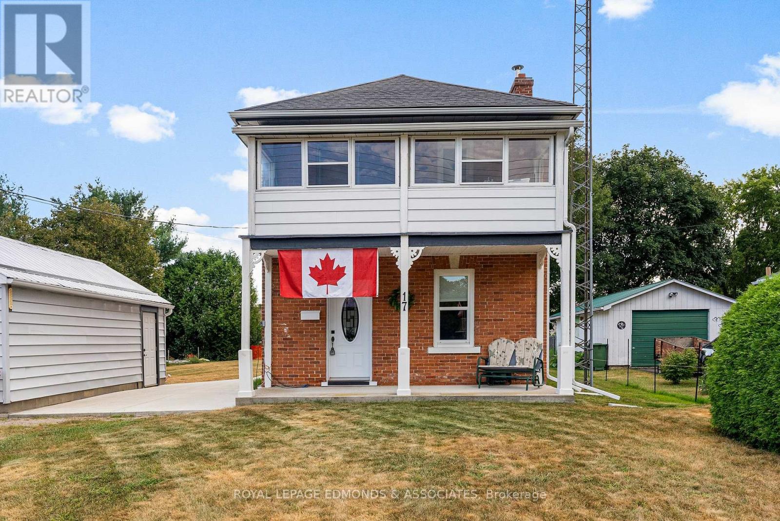 17 Elliott St, Whitewater Region, ON K0J 1C0