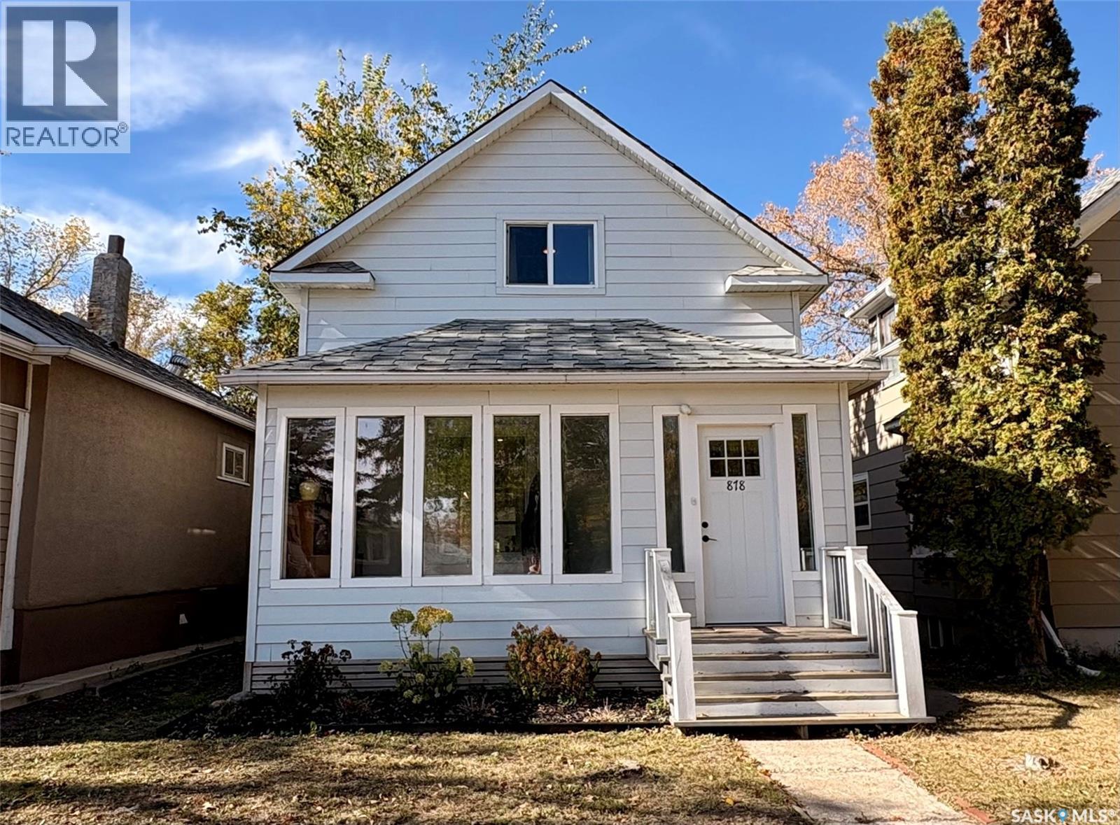 878 4 Avenue Northeast, Moose Jaw, SK S6H 1H7