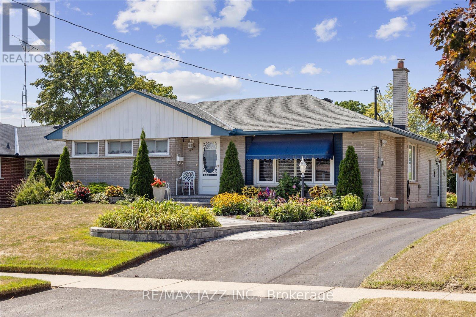 606 Gibbons St, Oshawa, ON L1J 4Z8