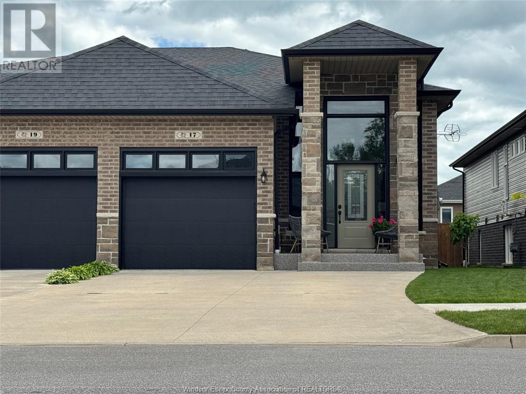17 Woodland St, Kingsville, ON N9Y 0A9