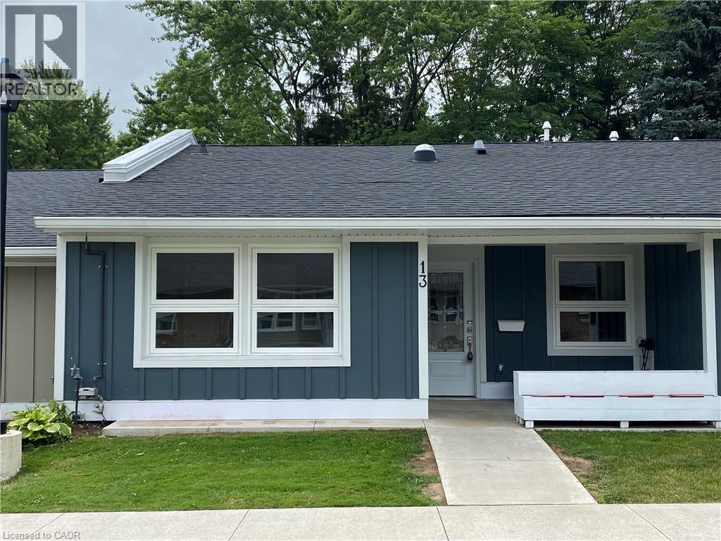 13 Szollosy Cir, Hamilton, ON L9B 1T8