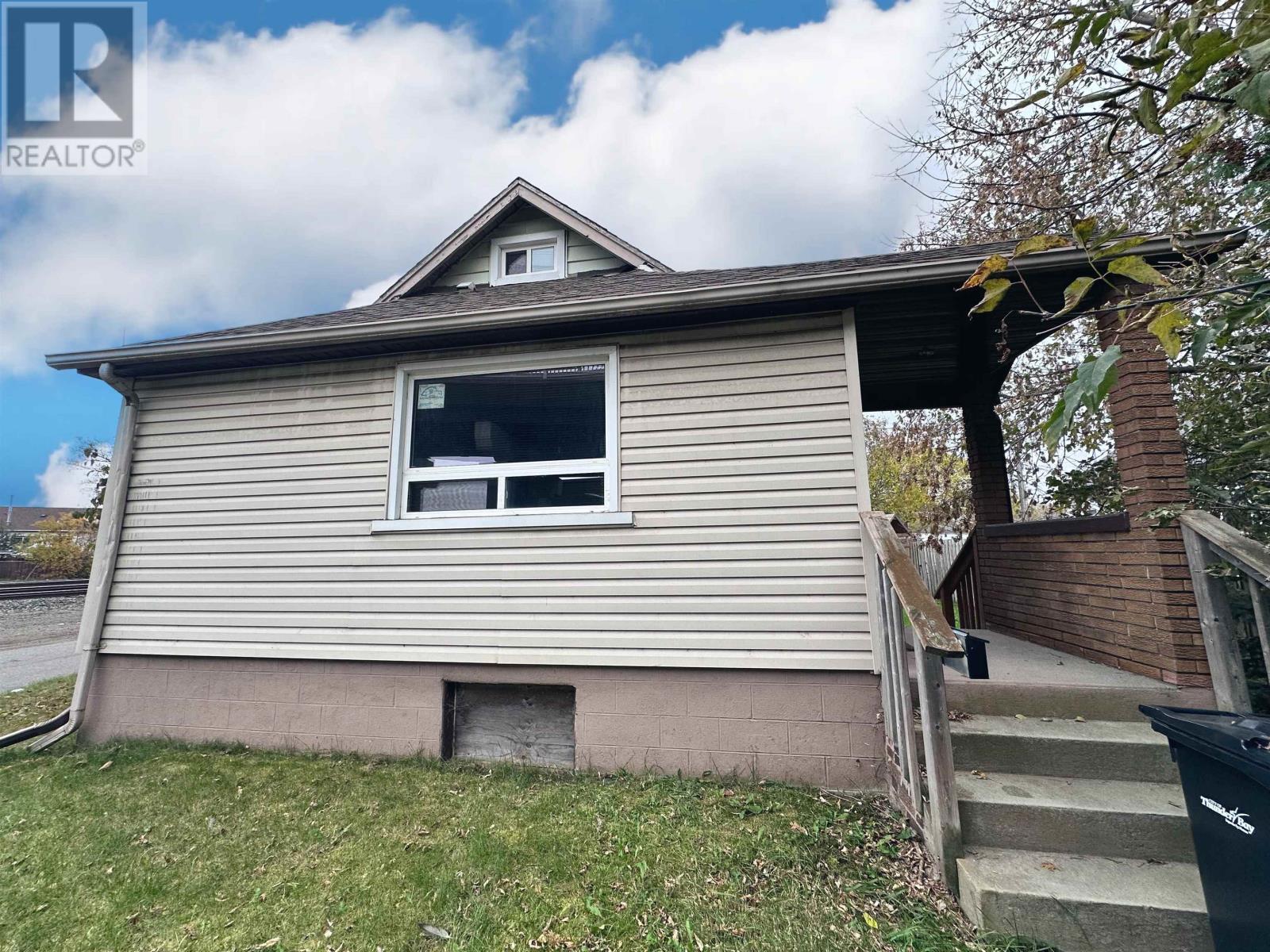 326 Pacific Ave, Thunder Bay, ON P7C 2S1