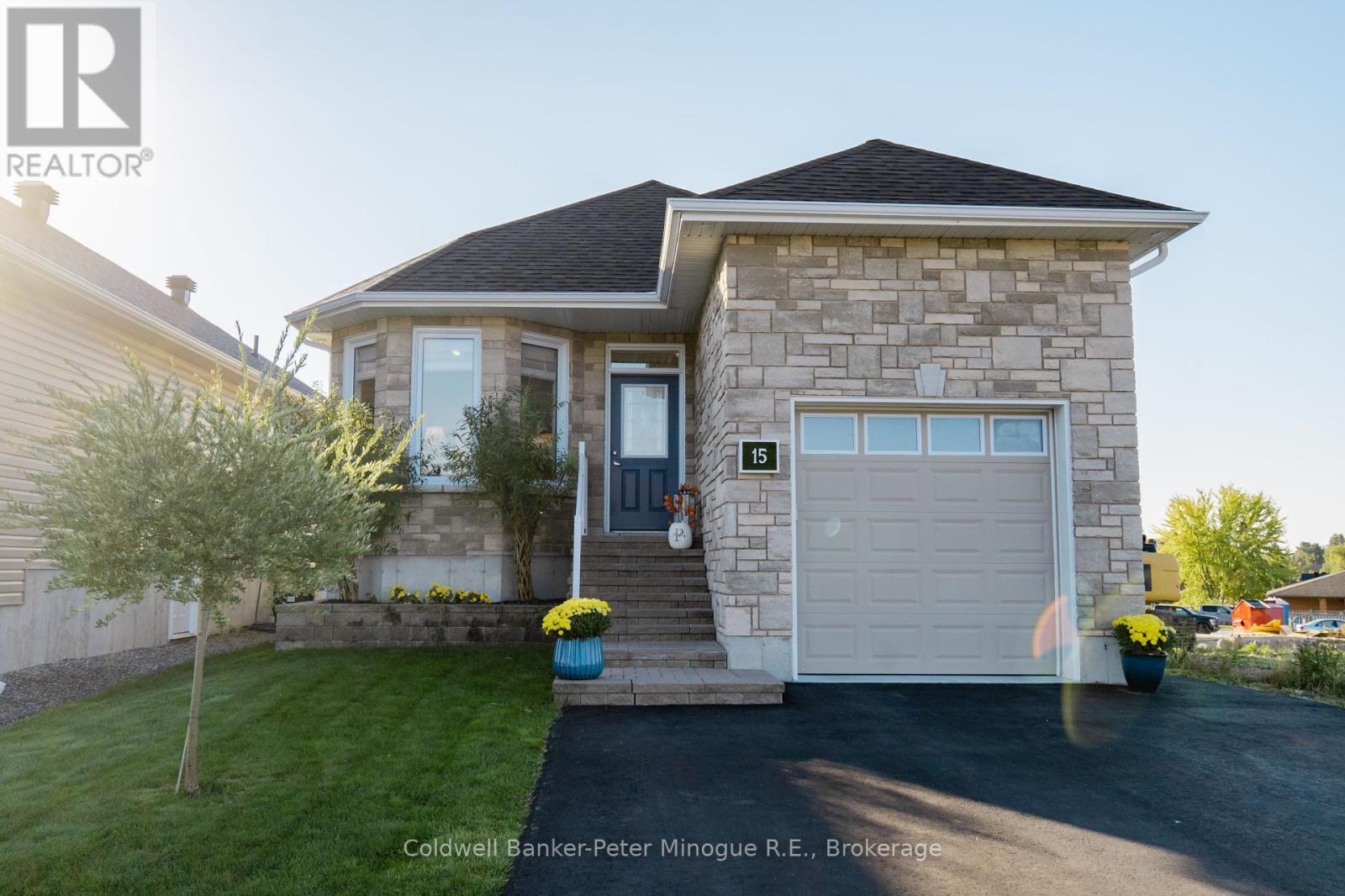 15 Frank Ct, North Bay, ON P1B 0C4