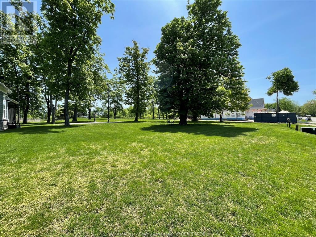 329 Crystal Bay Dr E, Amherstburg, ON N9V 4A7
