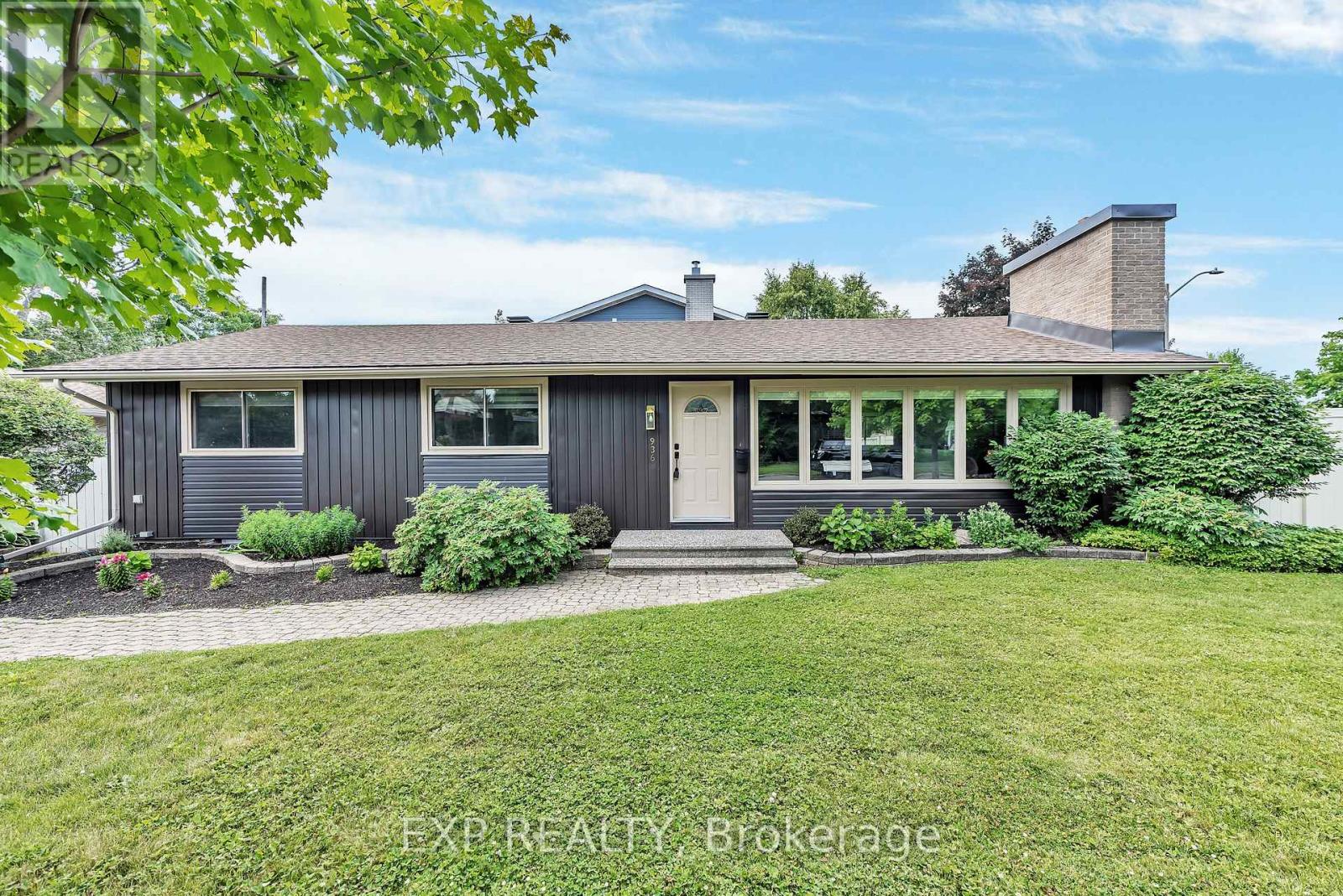936 Blythdale Rd, Ottawa, ON K2A 3N6